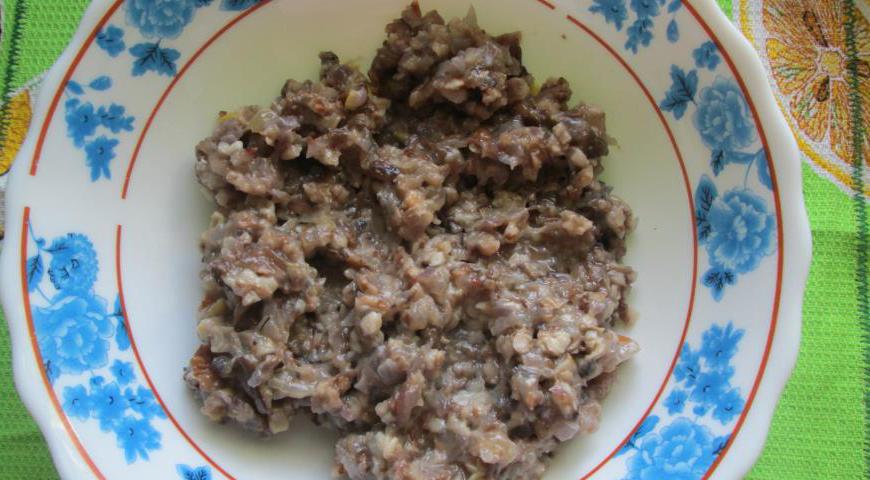 Грибную массу остудите, затем пропустите через мясорубку. Посолите и поперчите по вкусу.