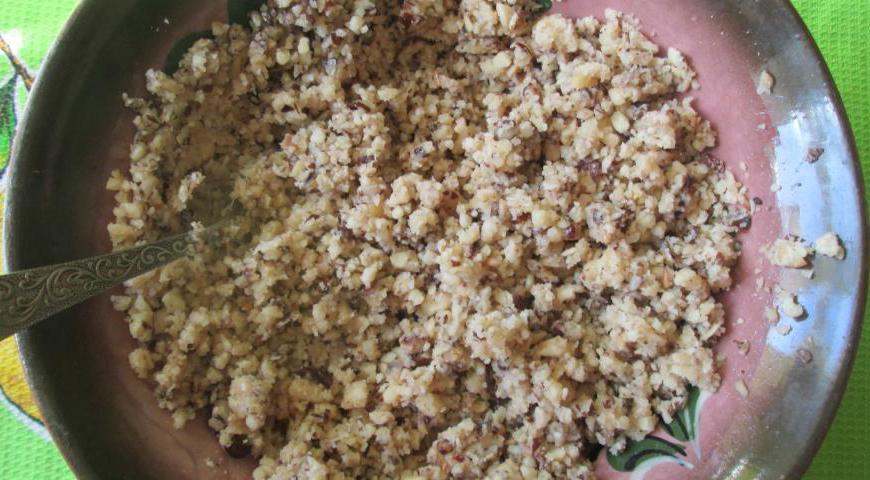 Отваренную фасоль также перекрутите на мясорубке. Добавьте растительное масло, посолите и приправьте перцем.