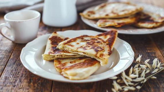 Вкусные пшеничные лепешки с картофельной начинкой, приготовленные по традиционному рецепту