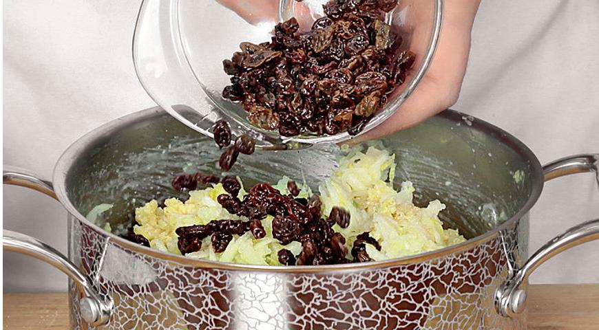 Смешайте остывшую пшенную кашу с яблоком и изюмом. Добавьте взбитые яйца с молоком, сахар. Просейте муку вместе с разрыхлителем и аккуратно введите в тесто, чтобы получилось густое, но пластичное тесто.
