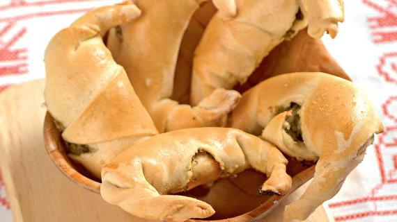 Ароматные рогалики с фетой и свежей зеленью: вкусный и нежный хлеб в домашних условиях