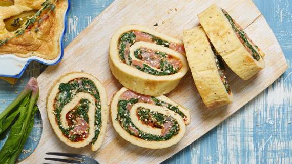 Вкусные и ароматные роллы из омлета с начинкой из шпината и лосося в азиатском стиле