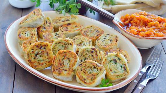 Ароматные рулетики из лаваша с картофельной начинкой, грибами и свежей зеленью