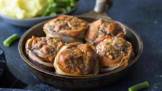 Ароматные рулеты из фарша с беконом и пряным соусом
