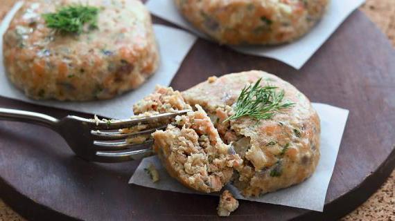 Ароматные рыбно-овощные котлеты с лососем и сельдереем: вкусное и полезное блюдо