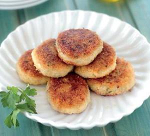 Ароматные рыбные котлеты с картофельным пюре — простой и вкусный ужин за полчаса