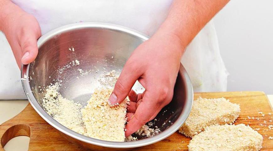 Каждый кусочек хлеба аккуратно опустите в яично-сливочную смесь, подержите несколько секунд, чтобы он хорошо пропитался. После этого обваляйте в панировочных сухарях со всех сторон.