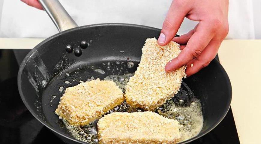 Пока гренки еще горячие, посыпьте их смесью корицы и коричневого сахара прямо на сковороде. Переворачивайте пару раз, чтобы посыпка равномерно распределилась и немного карамелизовалась.