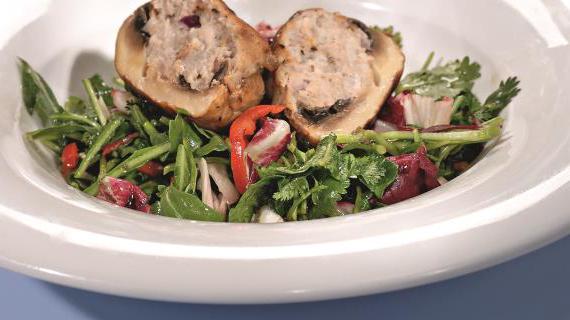 Ароматные шампиньоны, фаршированные свиным фаршем — быстрый и вкусный ужин
