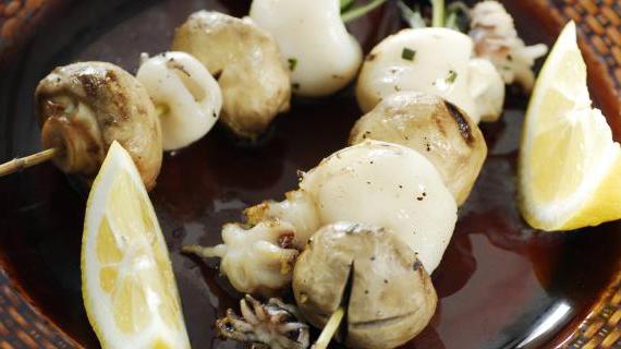 Вкусные мини-шашлычки из кальмаров с грибами и розмарином