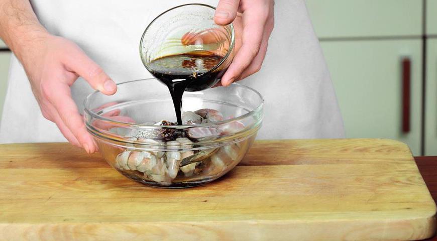 Нарежьте филе трески и креветки одинаковыми кусками для равномерного приготовления. Поместите их в подготовленный маринад и оставьте минимум на 15–20 минут для пропитки ароматами.