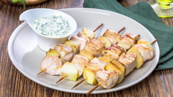 Ароматные шашлычки из куриной грудки с яблоками и тархуном — вкусная закуска на ужин
