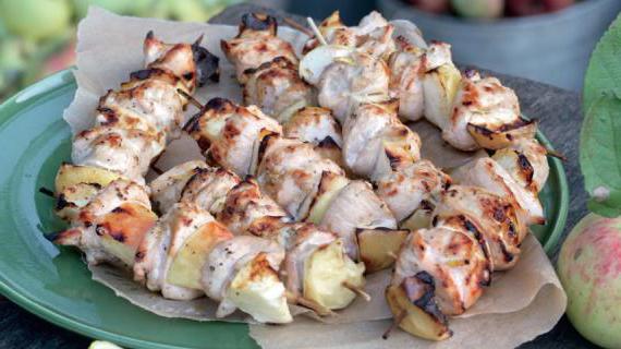 Ароматные шашлычки из куриной грудки с яблоками