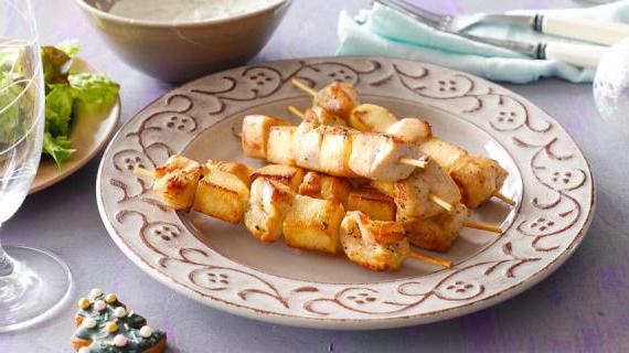 Вкусные и ароматные шашлычки из куриной грудки с яблоком и тархуновым соусом