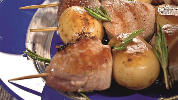 Ароматные шашлыки из свинины с картофелем и розмарином