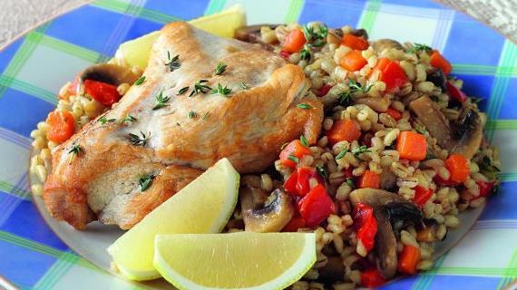 Ароматные шницели из индейки с перловой крупой и грибами