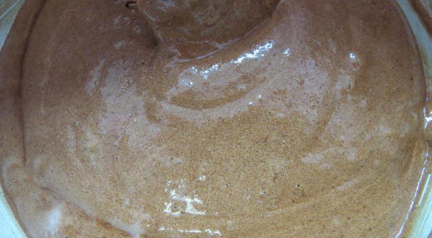 Растопите сливочное масло, добавьте к нему какао-порошок и хорошо перемешайте до однородности. Полученную шоколадную массу влейте к яичной смеси и тщательно взбейте миксером.