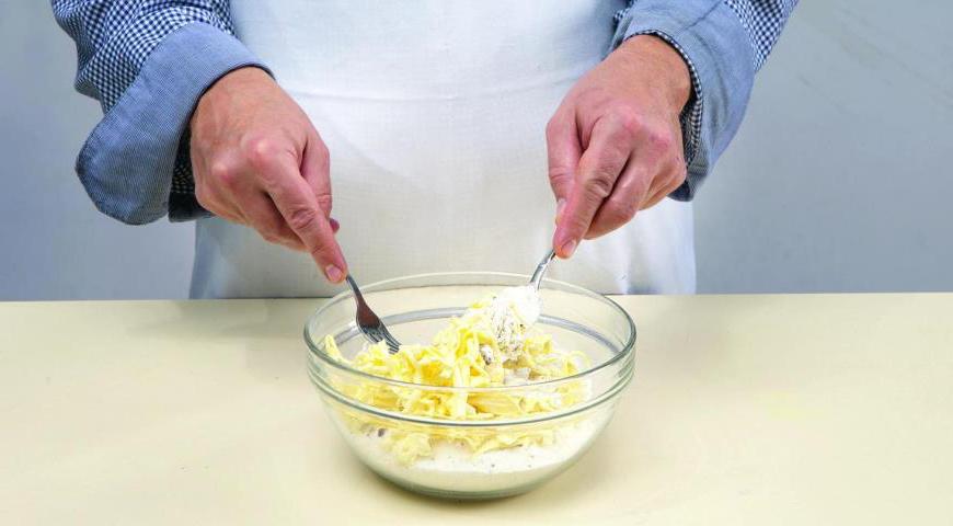 В глубокой миске смешайте муку, разрыхлитель, сахар, соль и черный перец. Добавьте холодное сливочное масло, нарезанное кубиками, и перемешайте с помощью двух вилок до образования крупных крошек, как песка.