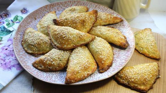 Ароматные слоеные пирожки с бараниным ливером и куриной печенью