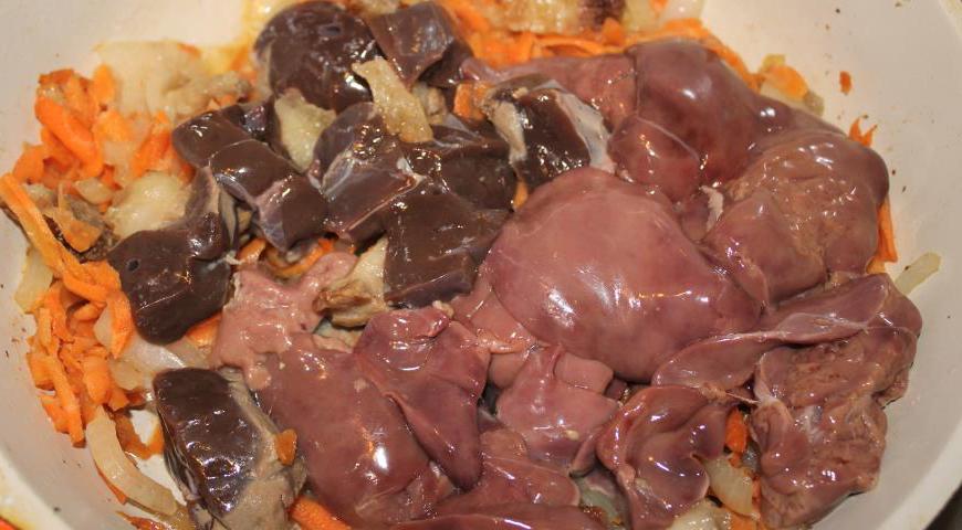 Промойте печень (баранью и куриную — последняя придаст начинке нежность), удалите плёнки и нарежьте крупными кусками. Добавьте печень к мясу в сковороду, посолите и поперчите по вкусу. Тушите ещё 10–15 минут. Готовые лёгкое и сердце достаньте из бульона, остудите и пропустите через мясорубку. То же самое сделайте с печенью и мясом с овощами. Перемешайте всю массу, попробуйте и при необходимости досолите.