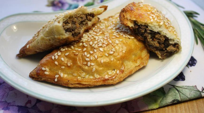 Готовые пирожки получаются сочными, нежными и очень ароматными благодаря сочетанию баранины, ливера и куриной печени. Кунжут придает им красивый внешний вид и легкий ореховый вкус. Подавать рекомендуется горячими. Приятного аппетита!