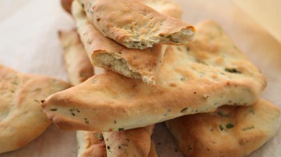 Ароматные сметанные лепешки с чесноком и зеленью