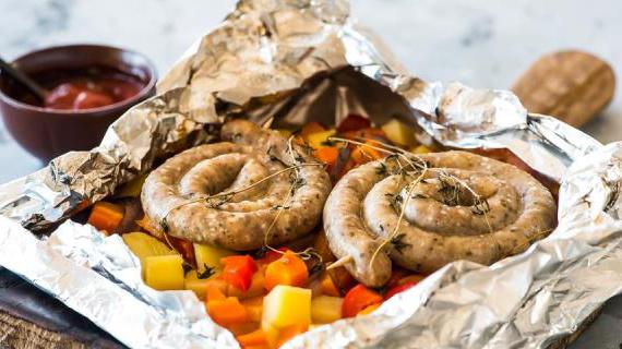 Вкусные и ароматные сосиски с овощами в фольге — идеальное блюдо для ужина или пикника