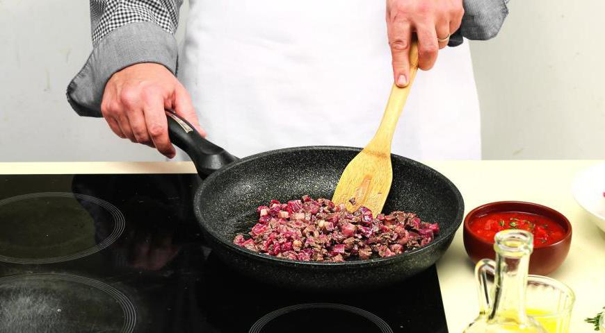 Растопите половину масла в глубокой сковороде или кастрюле. Обжарьте мясо на сильном огне до легкой золотистой корочки. Шумовкой выложите мясо на тарелку.