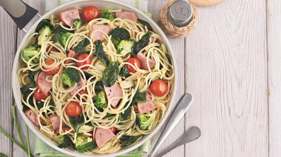 Вкусные спагетти с ветчиной, брокколи и помидорами черри: простой и сытный ужин