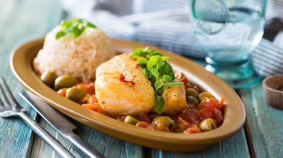 Вкусные стейки трески в томатно-имбирном соусе с оливками
