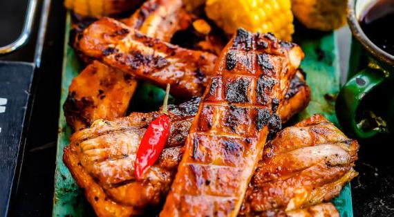 Вкусные свиные ребрышки с кукурузой в соусе барбекю, приготовленные на гриле