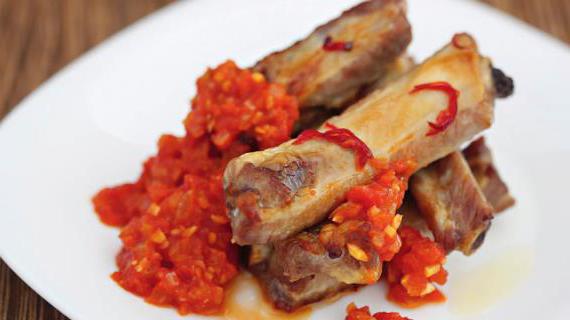 Ароматные свиные ребрышки с домашним томатным соусом — вкусная и простая закуска