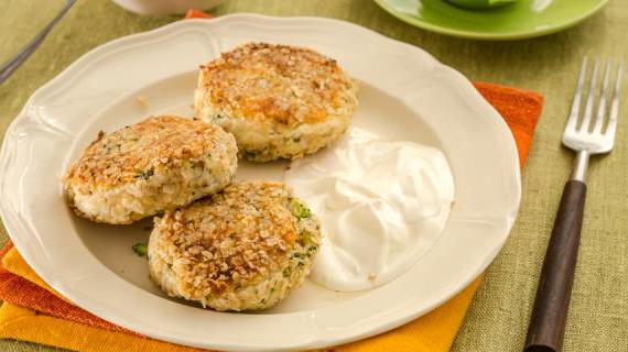 Вкусные сырники с овсяной панировкой и начинкой из брокколи