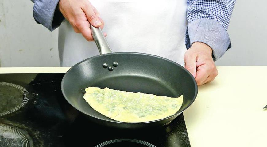 Жарьте лепешки на чугунной сковороде без масла до появления золотистых пятнышек, около 2 минут с каждой стороны. Горячие лепешки смажьте сливочным маслом. Подавайте с мацони как горячими, так и остывшими.