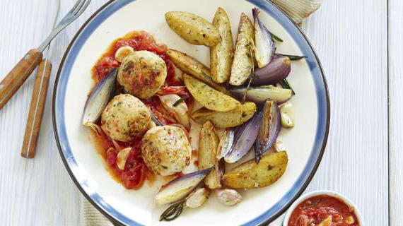 Ароматные тефтели из индейки с овощами в духовке — вкусное и полезное блюдо
