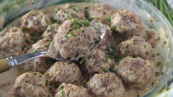 Вкусные тефтели из свинины с острым горчичным соусом и рисом