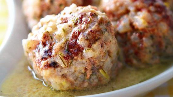 Ароматные тефтели с рисом в нежном яичном соусе — вкусная и сытная кухня
