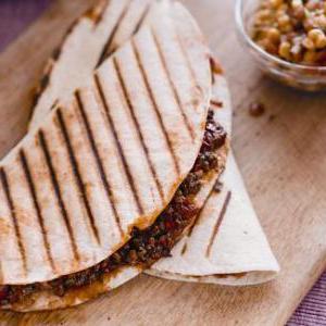 Изысканные тортильи с говядиной и овощной сальсой: вкусная традиция на ужин
