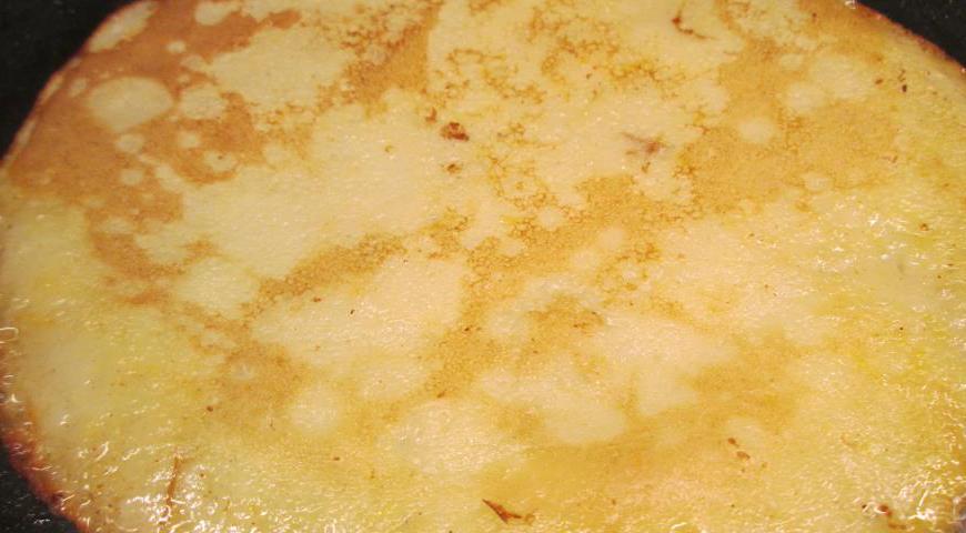 Разогрейте сковороду с антипригарным покрытием, слегка смажьте маслом (при необходимости) и выливайте тесто небольшими порциями. Жарьте блины около 1–1,5 минут с каждой стороны до золотистой корочки.