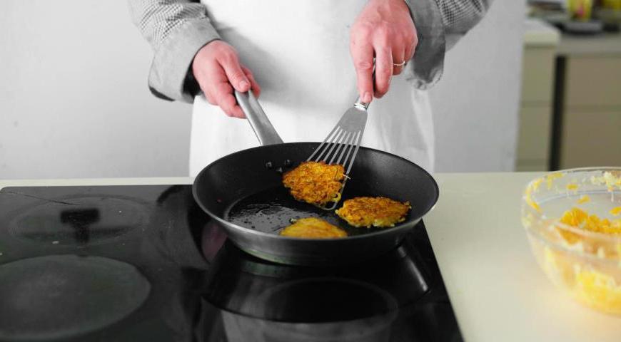 На сковороде с антипригарным покрытием разогрейте масло. Ложкой выкладывайте тесто для оладий и жарьте с каждой стороны до золотистого цвета, примерно по 4-5 минут.