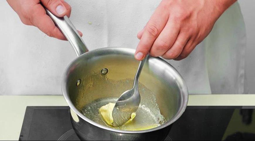 Растопите сливочное масло на водяной бане или в микроволновке, слегка остудите его. Разбейте яйца и отделите белки от желтков.