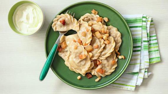 Ароматные вареники с капустой, грибами и хрустящими шкварками