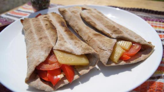 Ароматные вегетарианские чапати с овощами и сыром на гриле