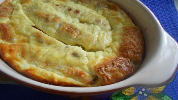 Ароматные запеченные блины с курицей, грибами и сырной корочкой