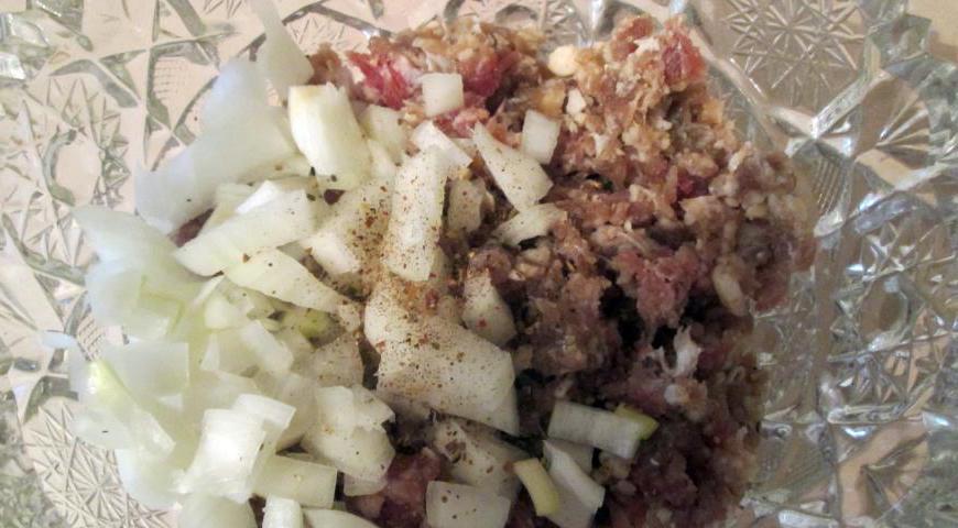 Посолите и поперчите по вкусу. Хорошо перемешайте массу до однородности. Начинка готова!
