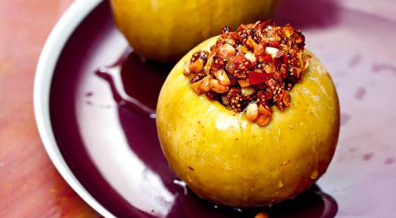 Ароматные запеченные яблоки с инжиром и орехами