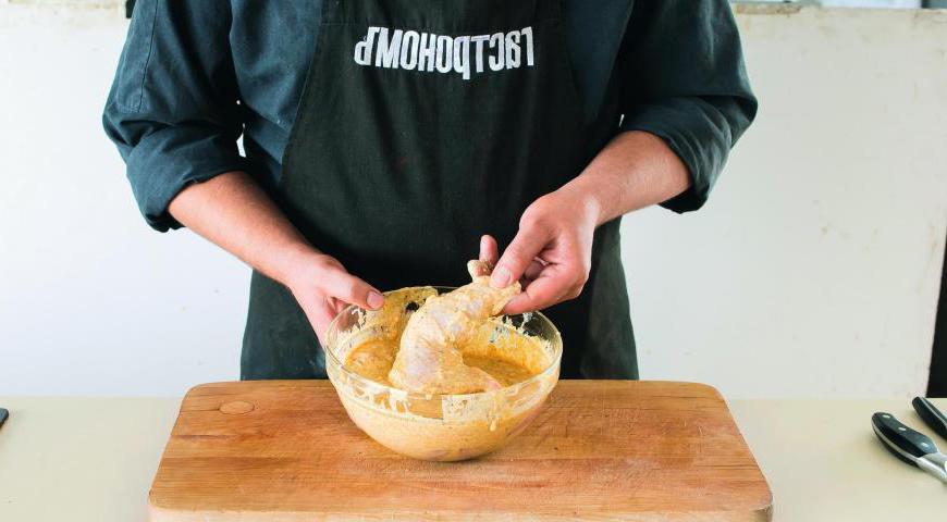 Нагрейте духовку до 140 °C. Если мясо было в холодильнике, дайте ему немного согреться до комнатной температуры. Отряхните окорочка от лишнего маринада, разместите на решетке, установленной в противне, добавьте немного воды в противень. Запекайте около 1 часа 15 минут.
