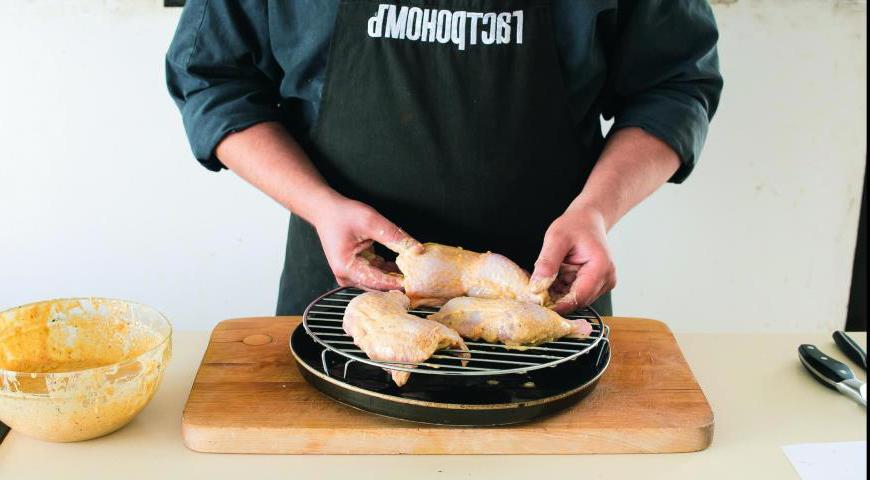 Включите режим гриля на максимум для создания аппетитной румяной корочки. Подавайте горячими, украсив рисом басмати, обжаренным черным кунжутом и свежей кинзой.