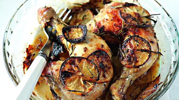 Ароматные запеченные куриные окорочка с лимоном, чесноком и свежими травами