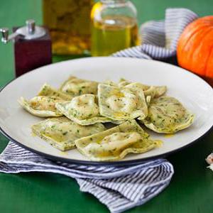 Вкусные зеленые равиоли с тыквенной начинкой, приготовленные в мультиварке